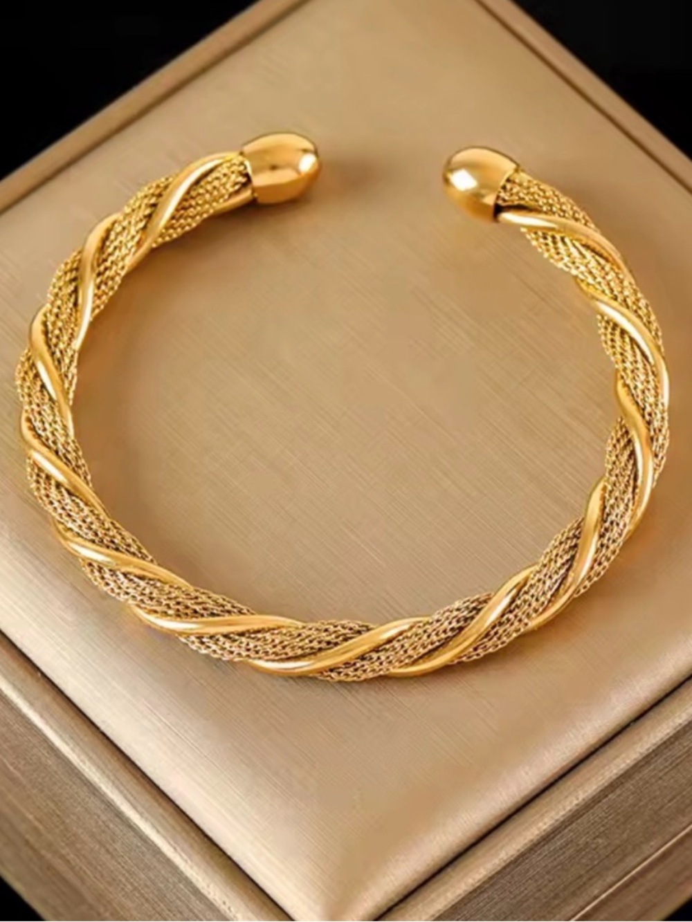 Bracelet. Stainless Steel Open Design, High-end Feel, 18k Gold-plated Bangle. - Picture 6 of 6